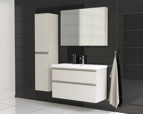 Badezimmer mit Waschtisch, Spiegelschrank und Hochschrank