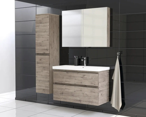 Badezimmer mit Waschtischunterschrank, Spiegelschrank und Hochschrank