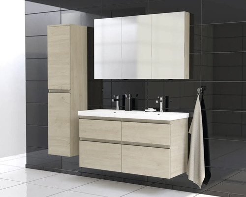 Badezimmer mit Waschtischunterschrank, Spiegelschrank und Hochschrank