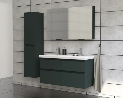 Badezimmer mit Waschtischunterschrank, Spiegelschrank und Hochschrank