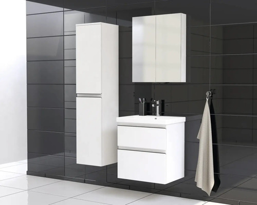 Badezimmer mit Waschtisch, Spiegelschrank und Hochschrank