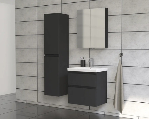 Badezimmer mit Waschtisch, Spiegelschrank und Hochschrank