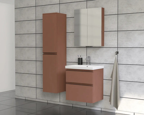 Badezimmer mit Waschtisch, Spiegelschrank und Hochschrank