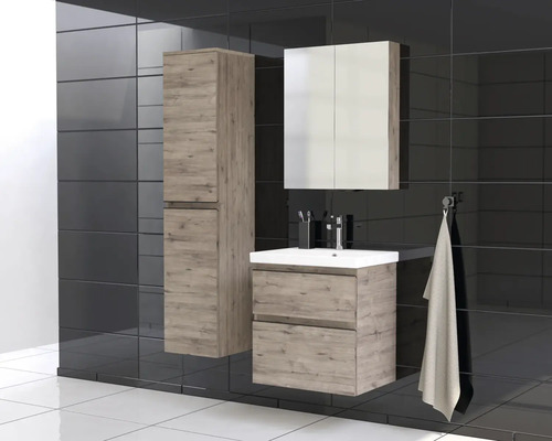 Badezimmer mit Waschtisch, Spiegelschrank und Hochschrank im Holzdekor vor dunklem Fliesenspiegel