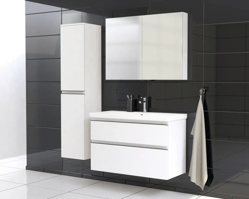 Badezimmer mit Waschtisch, Spiegelschrank und Hochschrank