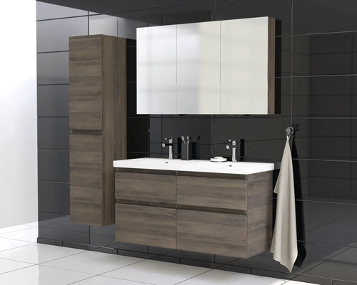 Badezimmer mit Waschtischunterschrank, Spiegelschrank und Hochschrank