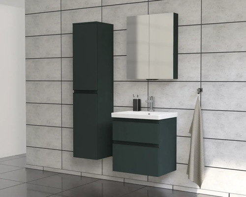 Badezimmer mit Waschtischunterschrank, Spiegelschrank und Hochschrank vor gefliester Wand