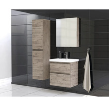 Badezimmer mit Waschtisch, Spiegelschrank und Hochschrank in Holzoptik