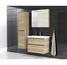 Badezimmer mit Waschtischunterschrank, Spiegelschrank und Hochschrank in Holzoptik.