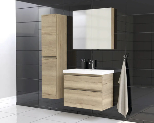 Badezimmer mit Waschtischunterschrank, Spiegelschrank und Hochschrank in Holzoptik.