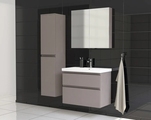 Badezimmer mit Waschtischunterschrank, Spiegelschrank und Hochschrank vor schwarzer Wand