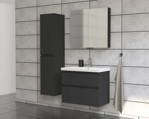 Badezimmer mit Waschtischunterschrank, Spiegelschrank und Hochschrank