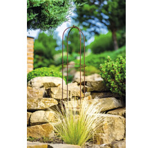 Gartenansicht mit Pflanzenstütze aus Metall