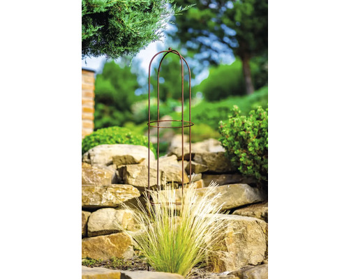 Gartenansicht mit Pflanzenstütze aus Metall