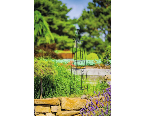 Obelisk Rankhilfe aus Metall im Garten