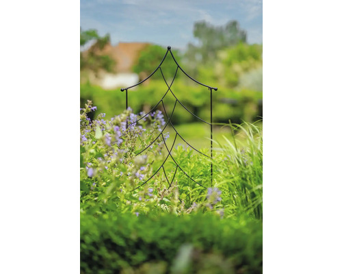 Pflanzenstütze in Tannenbaumform im Gartenbeet