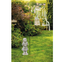 Gartenszene mit Mädchenskulptur und Hängelaterne