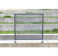 Metallzaun vor einer Treppe