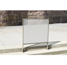 Freistehende Windschutzwand aus Glas und Metall
