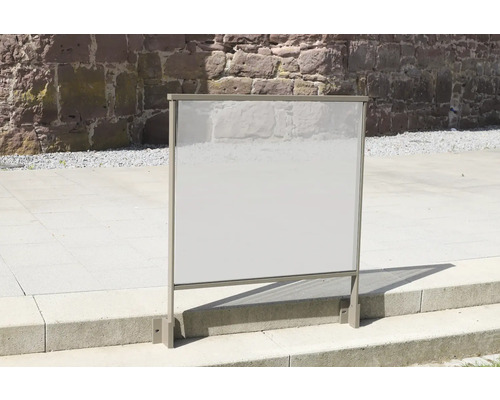 Freistehende Schutzwand aus Glas für den Außenbereich.