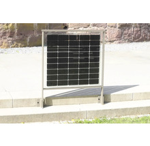 Freistehendes Solarpanel mit Rahmen auf Steintreppe