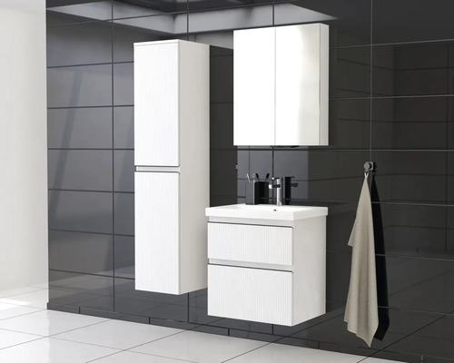 Badezimmer mit Hochschrank, Spiegelschrank, Waschtischunterschrank und Waschbecken