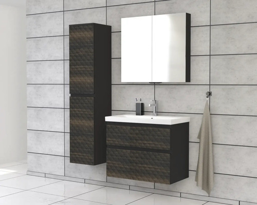 Badezimmer mit Waschtisch, Spiegelschrank und Hochschrank