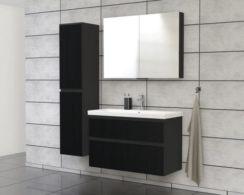 Badezimmer mit Waschtischunterschrank, Spiegelschrank und Hochschrank