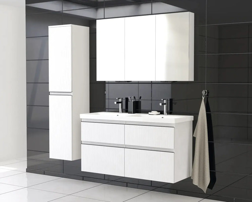 Badezimmer mit Waschtisch, Spiegelschrank und Hochschrank für Badezimmerausstattung