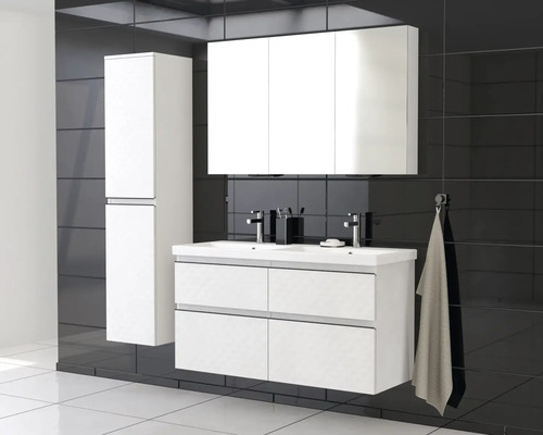 Modernes Badezimmerensemble mit Waschbeckenunterschrank, Spiegelschrank und Hochschrank in einem hellen Farbton