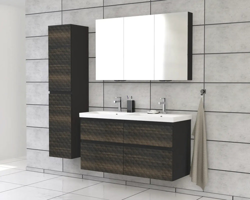 Badezimmer mit Waschbeckenunterschrank, Spiegelschrank und Hochschrank