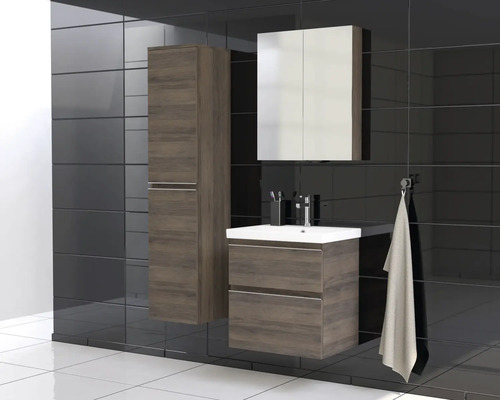 Badezimmer-Set mit Waschtischunterschrank, Spiegelschrank und Hochschrank in einem Badezimmer