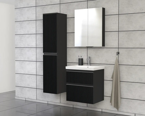 Badezimmer mit Waschtisch, Spiegelschrank und Hochschrank