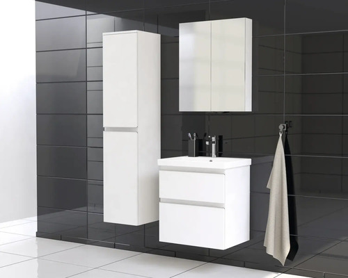 Badezimmer mit Hochschrank, Waschtischunterschrank und Spiegelschrank