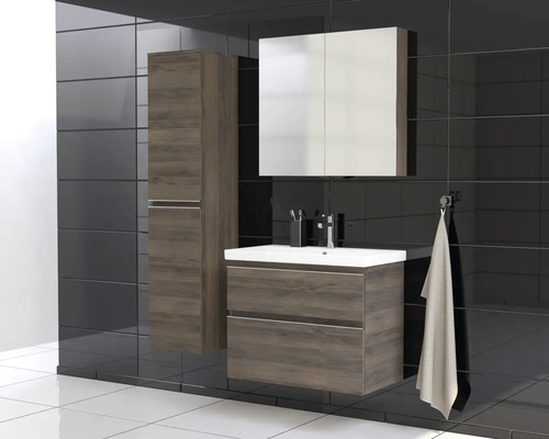 Badezimmer mit Waschtisch, Spiegelschrank und Hochschrank