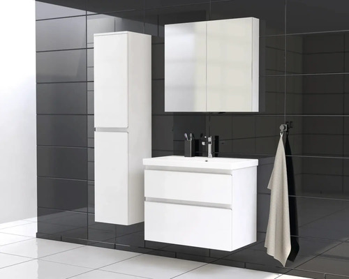 Badezimmer mit Waschtisch, Spiegelschrank und Hochschrank in schlichtem Design