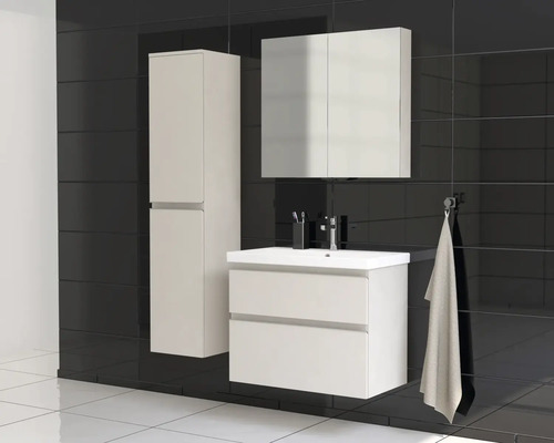 Badezimmer mit Waschtischunterschrank, Spiegelschrank und Hochschrank