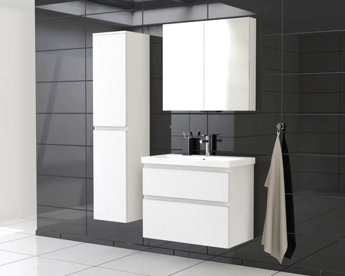 Modernes Badezimmer mit Waschtischunterschrank, Spiegelschrank und Hochschrank