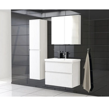 Badezimmeransicht mit Waschbeckenunterschrank, Spiegelschrank und Hochschrank vor dunklem Fliesenhintergrund.