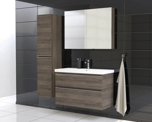 Badezimmer mit Waschtischunterschrank, Spiegelschrank und Hochschrank in Holzoptik