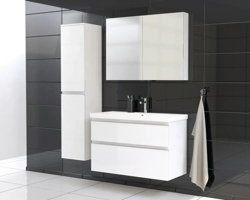 Badezimmer mit Waschtischunterschrank, Spiegelschrank und Hochschrank