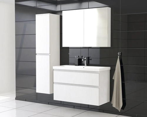 Badezimmer mit Waschtischunterschrank, Spiegelschrank und Hochschrank vor schwarzem Fliesenspiegel