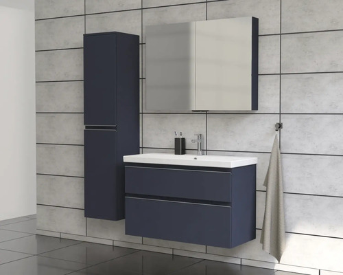 Badezimmer mit Waschtischunterschrank, Spiegelschrank und Hochschrank