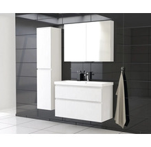 Badezimmer mit Waschbeckenunterschrank, Spiegelschrank und Hochschrank