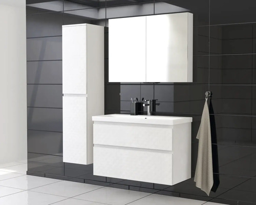 Badezimmer mit Waschtischunterschrank, Spiegelschrank und Hochschrank