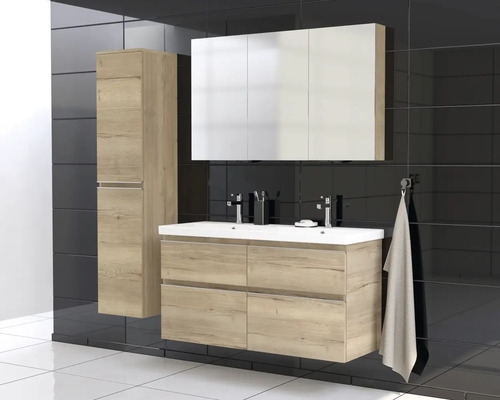 Badezimmer mit Waschtisch, Spiegelschrank und Hochschrank in Holzoptik