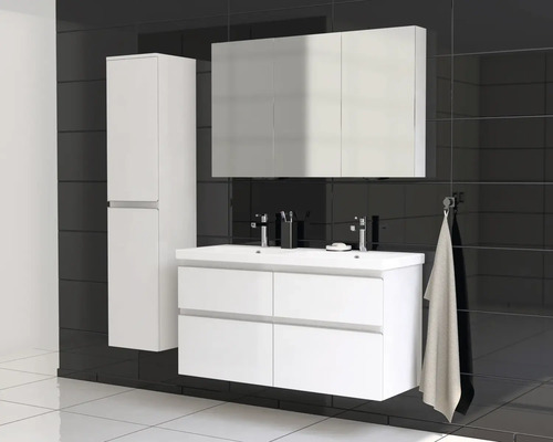 Modernes Badezimmerensemble mit Waschbeckenunterschrank, Spiegelschrank und Hochschrank