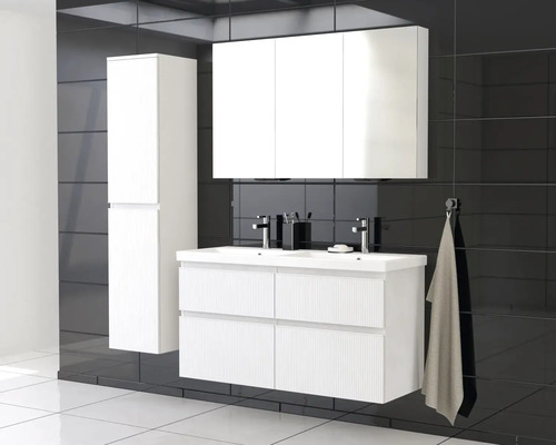 Badezimmer mit Waschbeckenunterschrank, Spiegelschrank und Hochschrank