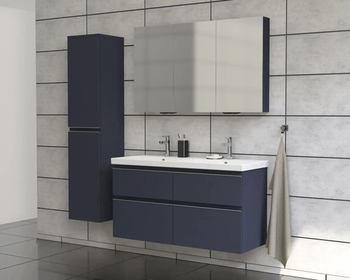 Modernes Badezimmerensemble mit Waschtischunterschrank, Spiegelschrank und Hochschrank