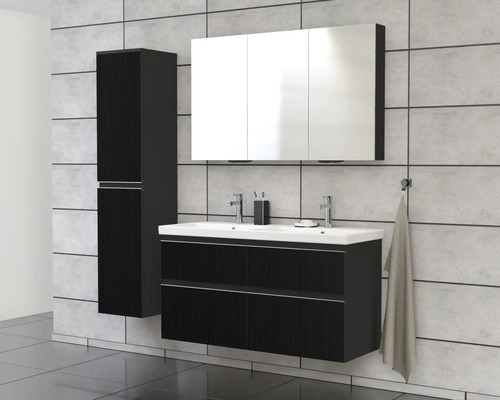 Badezimmer-Set mit Waschtischunterschrank, Spiegelschrank und Hochschrank vor einer gefliesten Wand